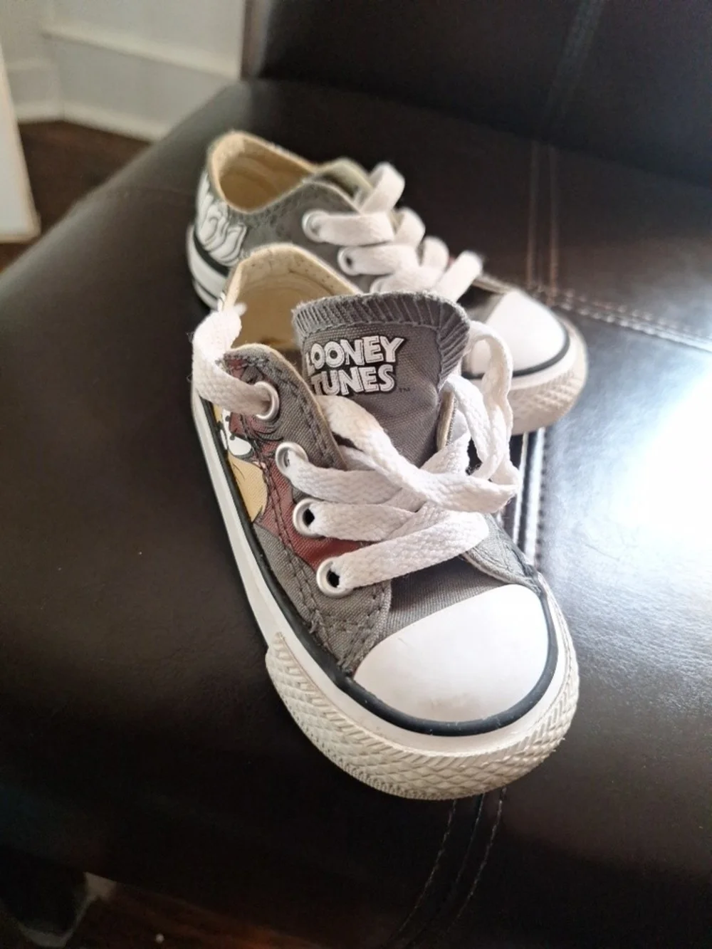 Converse Looney Tunes Gray Canvas Todler Sneakers.size 4